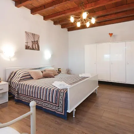 別荘 Three-bedroom In ボドニャン