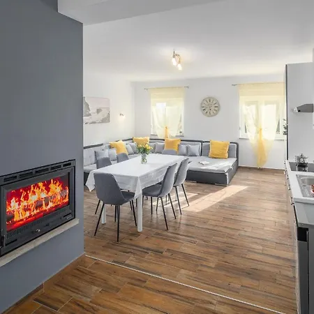 Three-bedroom In Vikendica