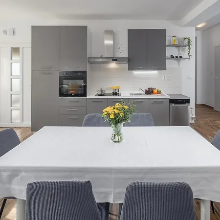 Vikendica Three-bedroom In *